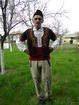 Белодрешна носия на мъжете преселници от Трънско и Радомирско. Повече от 78 години. Отличава се не само по цвят, но и по кройка. Състои се от тесни дълги беневреци украсени с черни гайтани, бяла риза с българска бродерия, червен вълнен пояс, горна въл