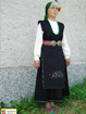 Женска празнична носия - село Писарево, общ. Горна Оряховица. Края на 19 и началото на 20 век състои се от риза, сукман, престилка, пафти с тъкан колан, зелен копринен баръш.