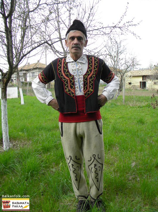 Белодрешна носия на мъжете преселници от Трънско и Радомирско. Повече от 78 години. Отличава се не само по цвят, но и по кройка. Състои се от тесни дълги беневреци украсени с черни гайтани, бяла риза с българска бродерия, червен вълнен пояс, горна въл