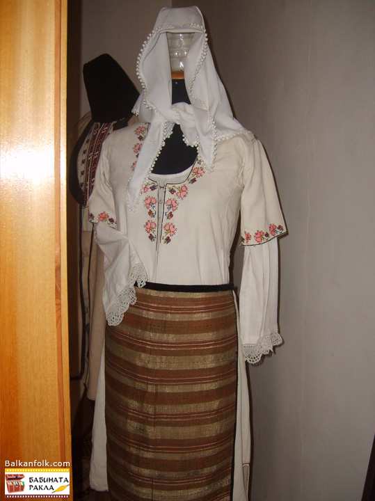 Бяла моминска сая от Радомир - Сая, риза, кърпа, престилка