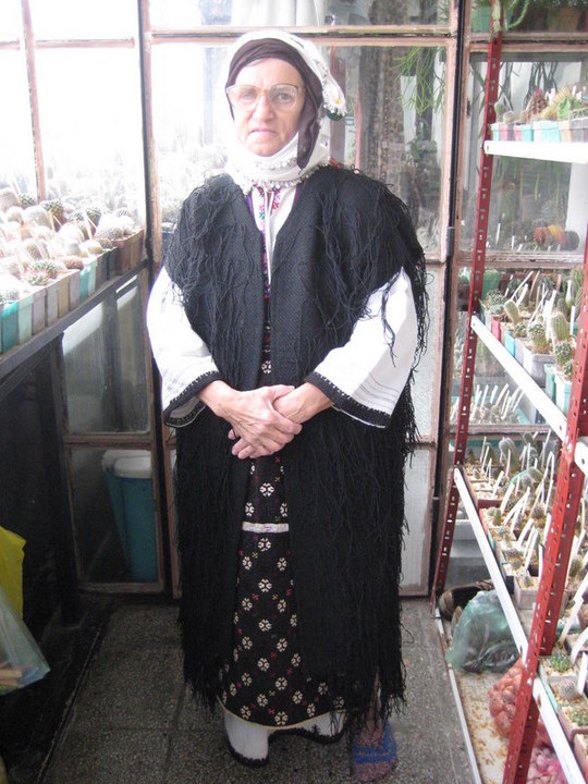Носия от Варненско от етнографската група - ваяци. Риза, чокман - "врахам", престилка, колан, бял и кафяв чумбер, горна дреха - "кича"