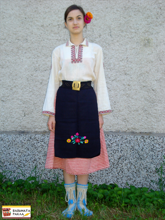 Mомичешка носия от началото на 20 век, село Писарево, община Горна Оряховица. Състои се от фуста, празнична престилка , риза и чорапи.