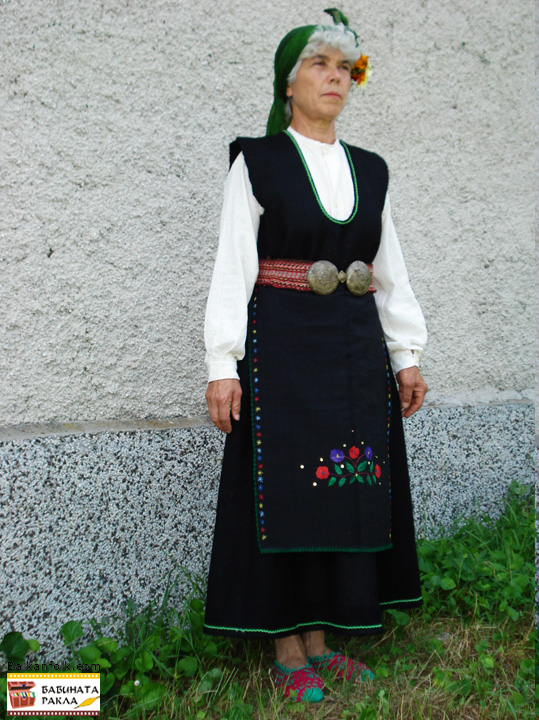 Женска празнична носия - село Писарево, общ. Горна Оряховица. Края на 19 и началото на 20 век състои се от риза, сукман, престилка, пафти с тъкан колан, зелен копринен баръш.