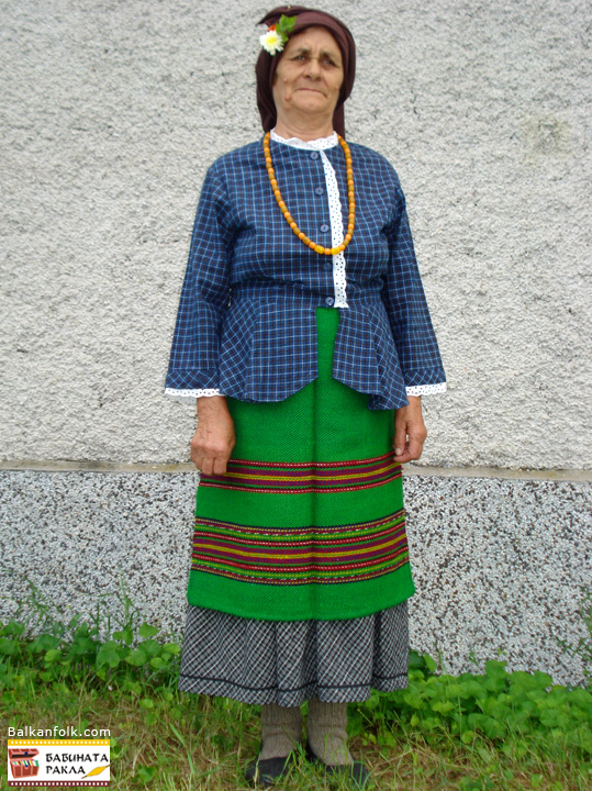 Женска носия от село Писарево. Състои се от дрешка, фуста, престилка,кафяв памучен баръш.