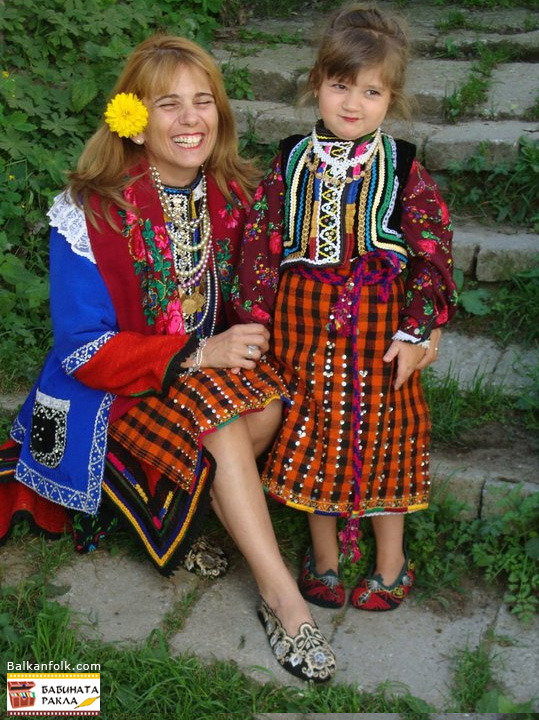 Детска и женска народна носия от с.Лясково, Девинско