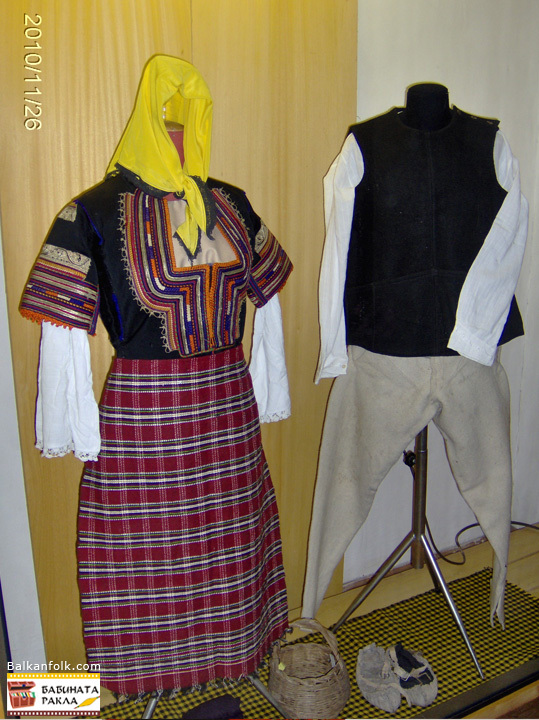 Мъжка и женска носия от Радомирско,мъжките панталони са известни в края като беневреци или още чешир,риза и елек ушити от казмир или шаяк.Женската сая е характерна с опрегача върху които се препасва престилката,много специални са ръкавите на женската сая,