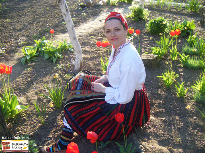 Северняшка носия от Оряхово - риза, вълненик, престилка и червен бариш за глава