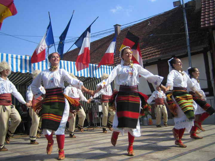 Сръбска фолклорна танцова група "Рашка"