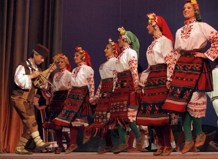 фолклорен драматичен спектакъл „Де гиди, вино червено”