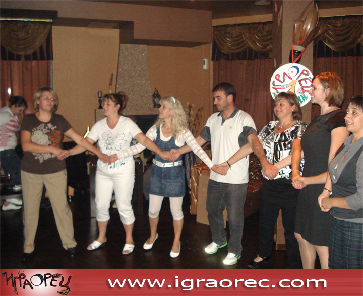 Танцова група "Играорец" празнува във "Фуего" - http://www.igraorec.com/
