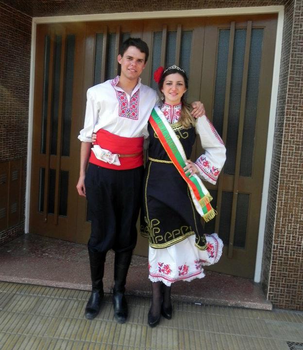 Момче и момиче облечени с български носии