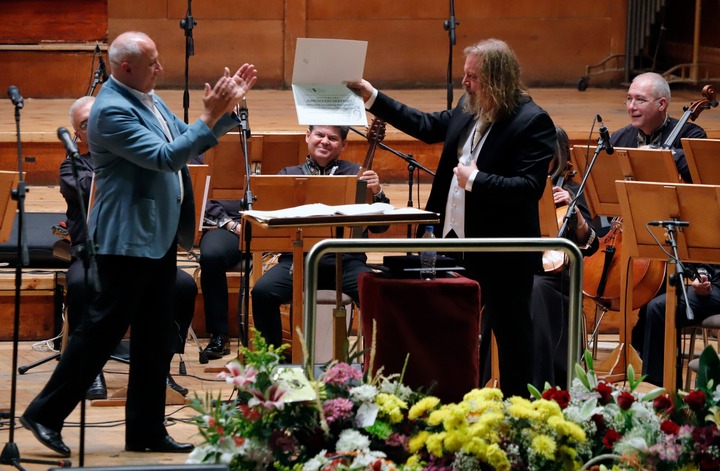 Оркестър за народна музика на БНР получава "Кристално огърлие" от СБМТД