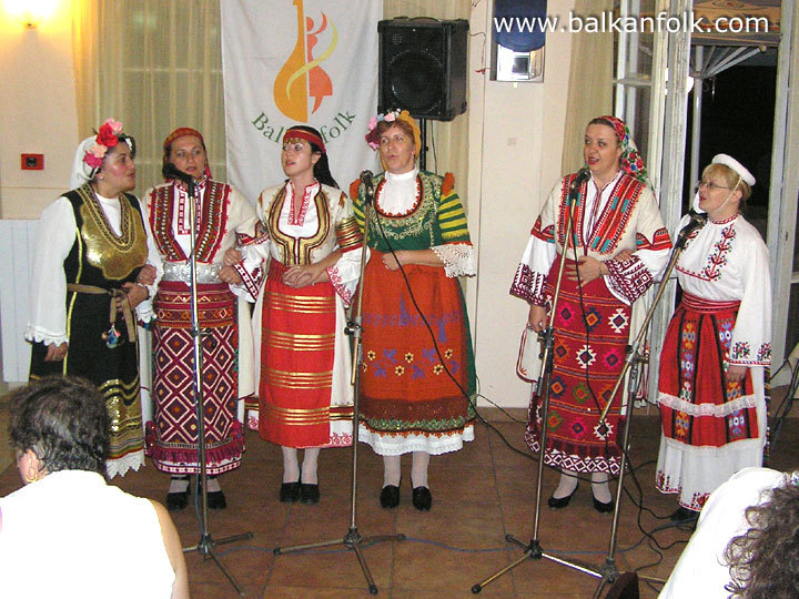 Вокална група "Зорница" пее за участниците в семинара Балканфолк 207