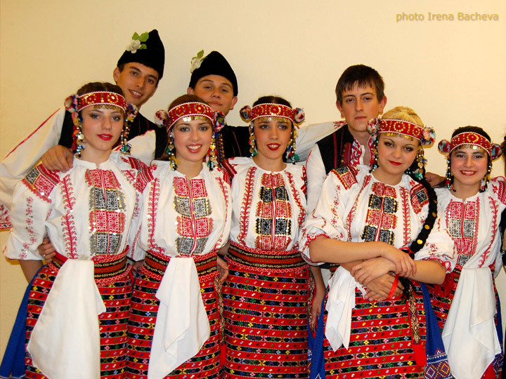 Танцьори от фолклорен ансамбъл "Балкан"