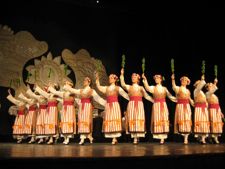 Момински пролетен танц - хореография Атанас Атанасоюв