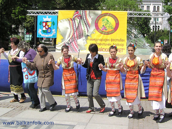 Хоро - 4-ти Международен фолклорен фестивал "Софийска пролет"