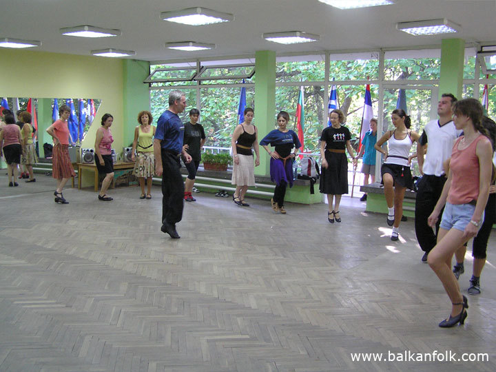 Уроци по български народни танци с преподавател Емил Генов