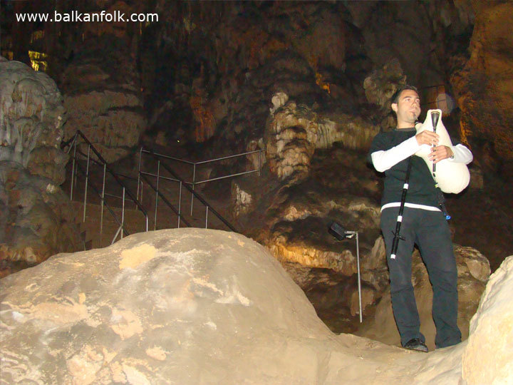 Пещера Леденика - изпълнение на Йоргос (гайда)   