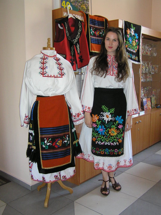 Lillie McDonough с българска народна носия