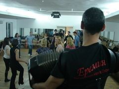 20 чужденци се хванаха на „Най-веселото хоро в София“