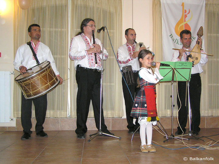 Sofia Rashkova singing in Balkanfolk party