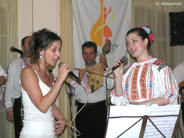 Dounia Depoorter and Ivelina Dimova is singing