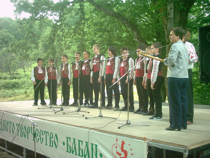 Grupa za avtentichen folklor pri 2 Osnovno uchilishte-Gr Sevlievo