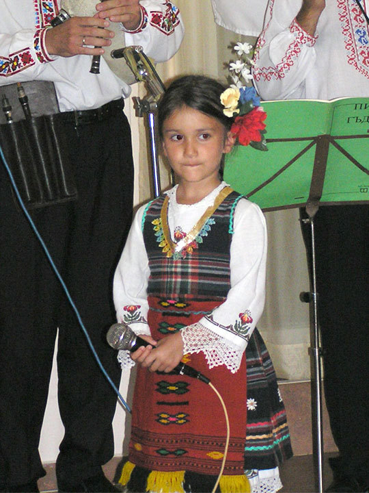 Sofia Rashkova singing in Balkanfolk party
