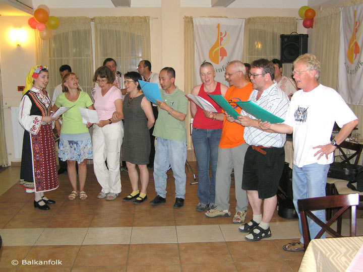 Participants in Workshop Balkanfolk 2006 singing