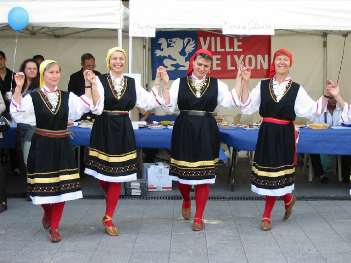 Bulgarian folk dances performed by "La Ronde Folklorique" on Europe day - 11th May 2007, Lyon - France.