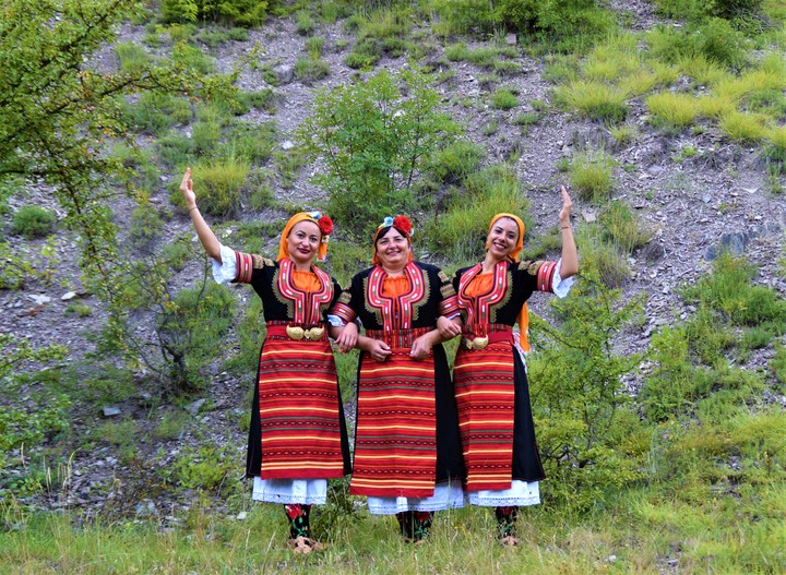 Polyantsi Dance Club - Bulgarian folk dances