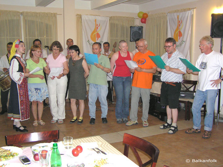 Participants in Balkanfolk Workshop singing