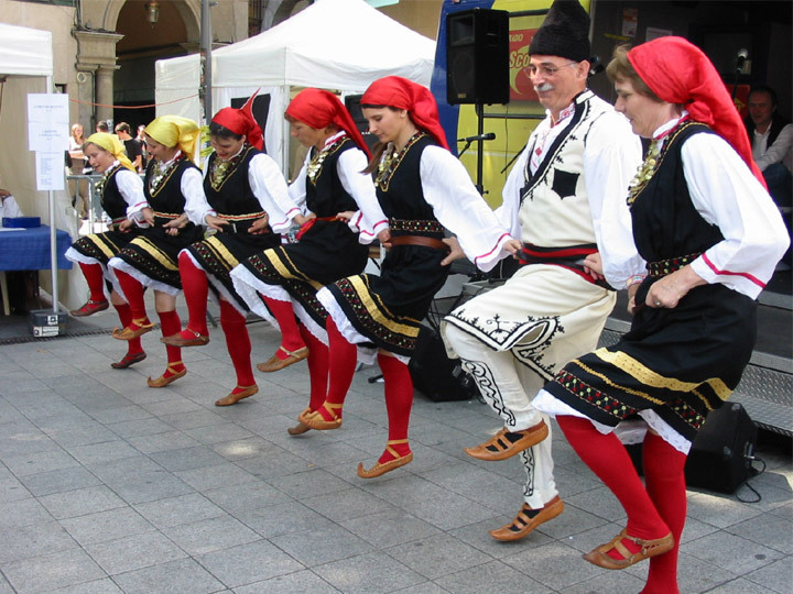 Bulgarian folk dances performed by "La Ronde Folklorique" on Europe day - 11th May 2007, Lyon - France.