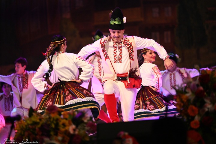 "Po grozdober" - choreography Hristo Ivanov, music Kosta Kolev - photo Slavina Lukanova