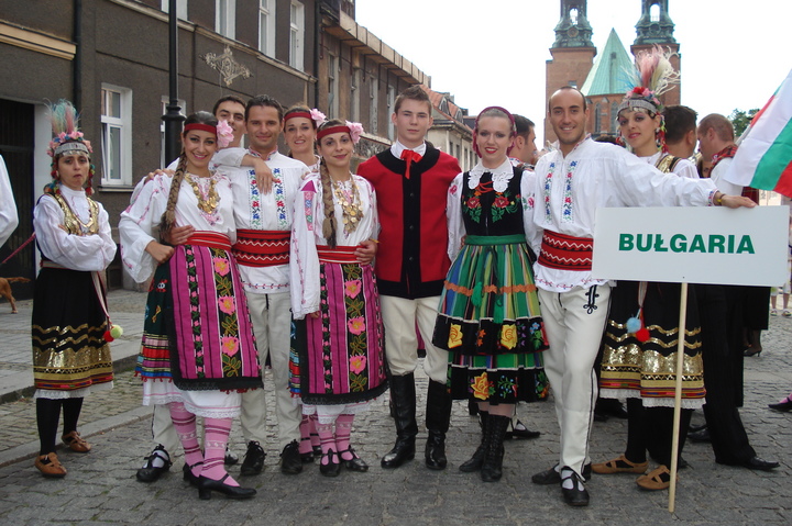 Bulgarian and Polish folk dancers
