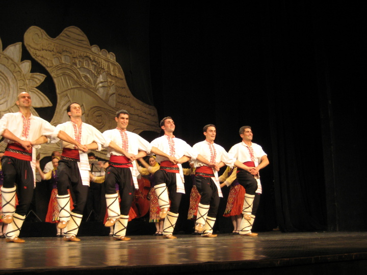 Po polyata na Dobroudja - Folk Dance from Dobroudja Region