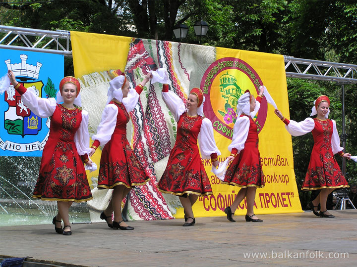 Russian folk dance group "Sotsvetie"