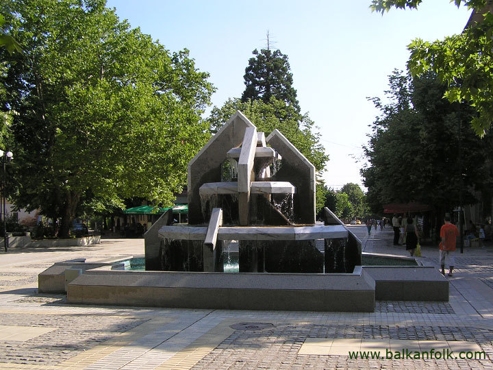 The centre of Varshets – the fountain